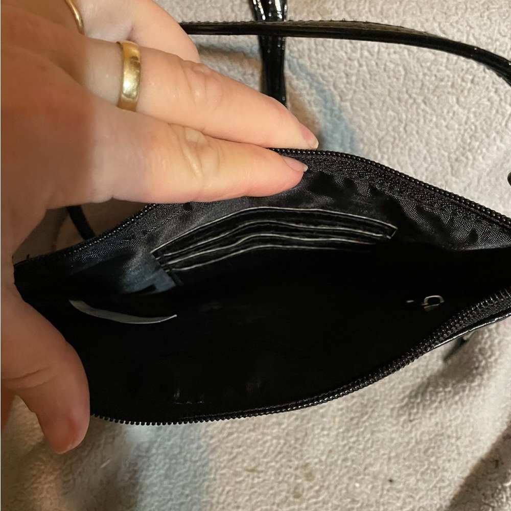 Elegant Black Crocodile-Embossed Crossbody Bag - Picture 4 of 6